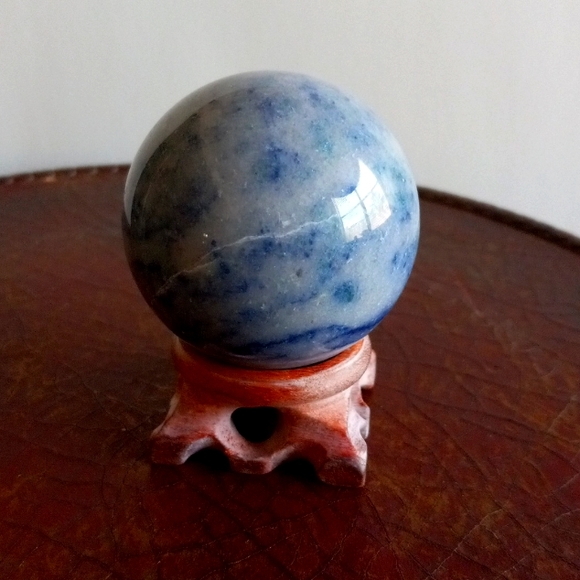 Blue calcite crystal sphere. 298g. Approx. 2.1" width. 7.5" circumference. - Picture 6 of 9